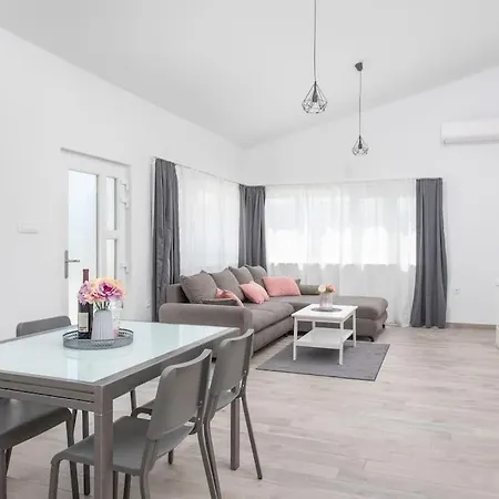 Apartment Guest House Studio Apartment Kastela